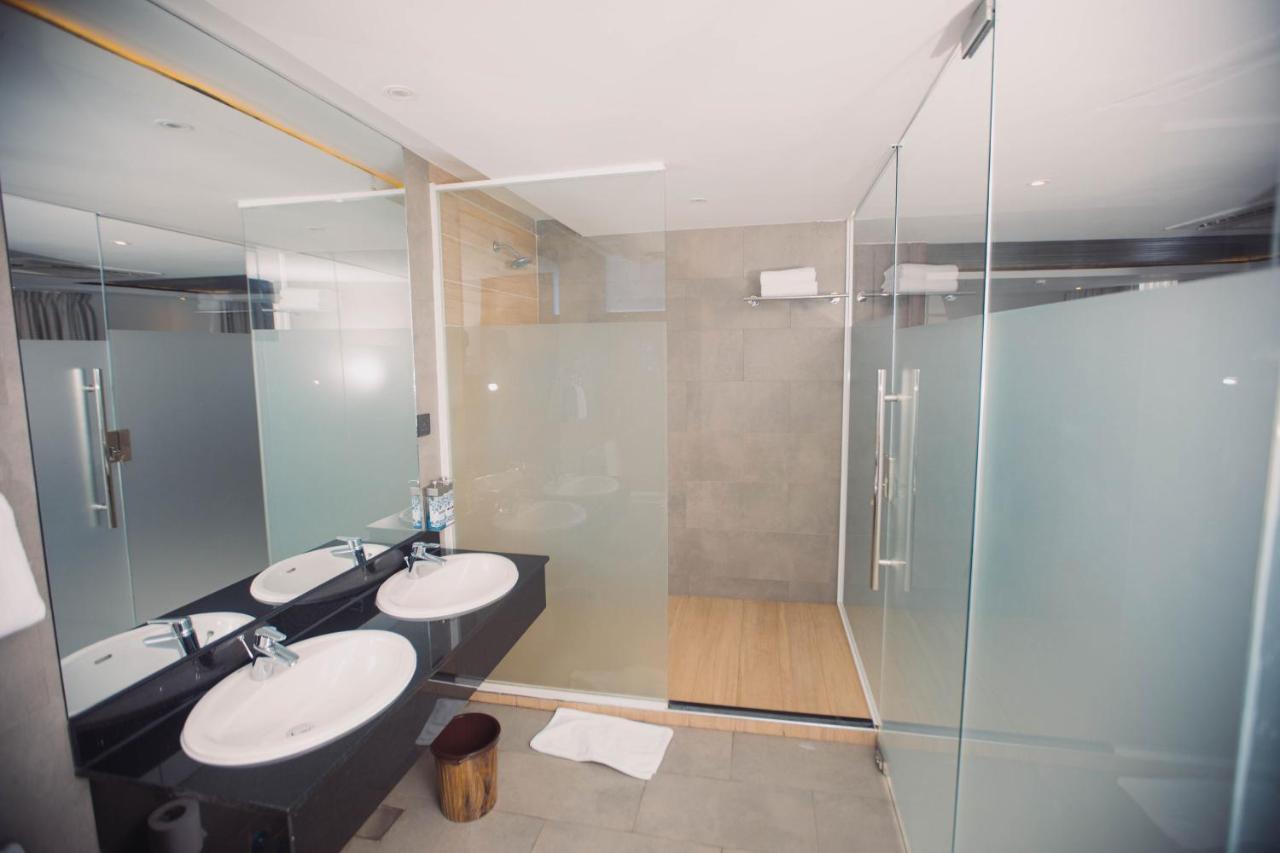 Hotel Giraffe 3*
